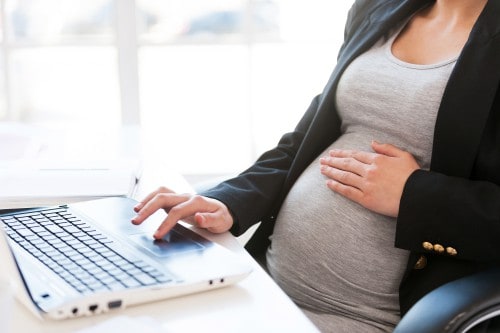 Congédier une salariée enceinte après l’embauche est un motif illégal